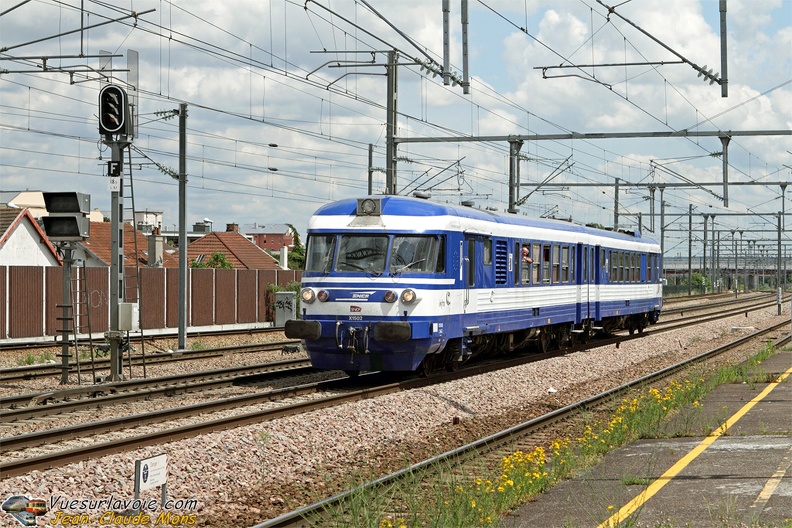 SNCF_X1501-1502_2010-06-07_Chelles-77_VSLV.jpg