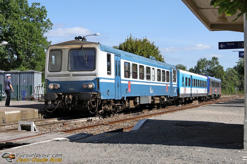 SNCF_X2103-92104-UM_2008-08-26_Gramat-46_VSLV.jpg