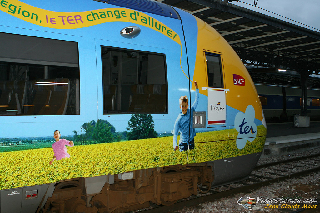 SNCF_B82501-502_2007-10-09_Paris-Est_Deco_VSLV.jpg