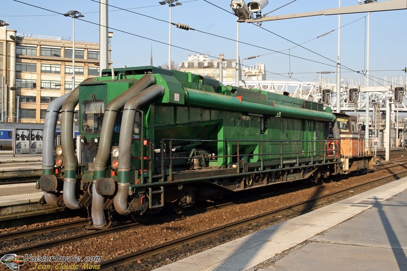 SNCF_Y8423-Wagon-Aspirateur_2007-12-13_Paris-Nord_VSLV.jpg
